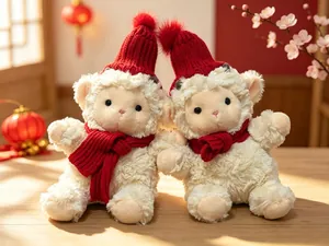 Pareja de lindos peluches de oveja blanca con gorros y bufandas rojos festivos detalle