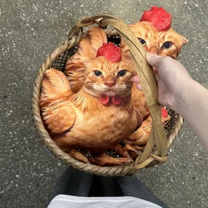 Primer plano de divertidos peluches híbridos de gato y pollo en una cesta de mimbre.