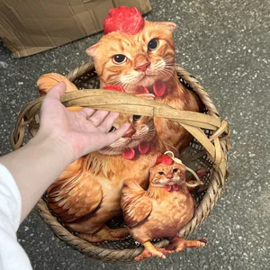 Divertidos cojines y dijes de peluche con cabeza de gato y cuerpo de pollo en cesta