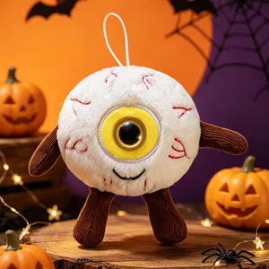 Detailansicht einer gruseligen Plüsch-Augapfel-Puppe mit Halloween-Dekorationen