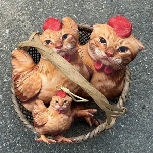Primer plano de originales cojines de peluche y llavero de gato-pollo en una cesta de mimbre rústica