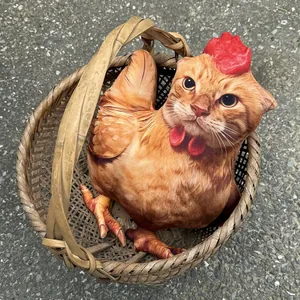 Cojín creativo y divertido de peluche gato-pollo en una cesta de bambú rústica