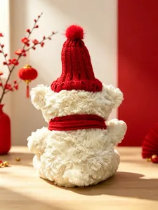 Vista trasera detallada de una linda oveja de peluche blanca con gorro y bufanda rojos festivos