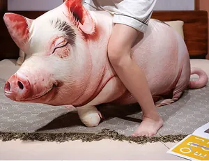 Vue détaillée d'un grand oreiller en peluche de cochon réaliste utilisé comme siège doux.