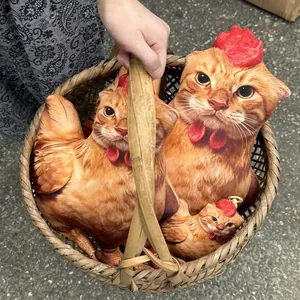 Cojines de peluche creativos de gato-pollo en una cesta de mimbre tejida