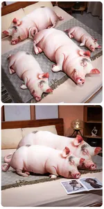 Détail montrant la texture douce et l'impression réaliste des coussins en peluche cochon.