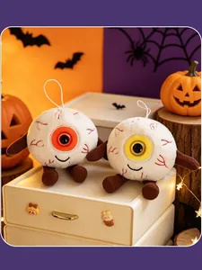 Detailansicht von süßen Halloween-Augapfel-Plüschanhängern mit gestickten Blutgefäßen.