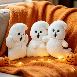 Adorables porte-clés en peluche de fantôme d'Halloween sur une couverture orange