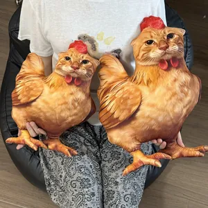 Vista detallada de creativos cojines de peluche de gato con cuerpo de pollo en manos