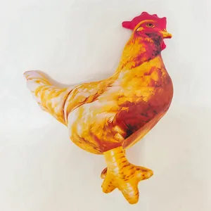 Almohada de peluche realista con forma de gallo y plumas impresas en 3D detalladas.