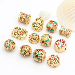 Detaillierte Makroansicht bunter hohler Cloisonné-Emaille-Abstandshalter für DIY-Schmuck