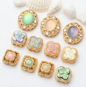 Detailansicht von goldenen Filigran-Kleeblattperlen und ovalen Spacern für DIY-Schmuck