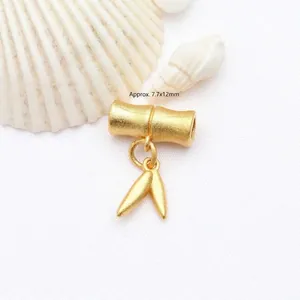 Nahaufnahme eines mattgoldenen Bambus-Anhängers mit kleinen Blättern, ca. 7,7x12mm