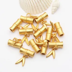 Detailaufnahme matter goldener Bambus-Anhänger für DIY-Schmuckherstellung