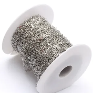 Vue macro d'une chaîne à maillons en forme de cœur sur une bobine en plastique blanc