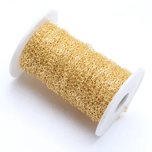 Vue détaillée d'une chaîne en forme de cœur plaquée or 14K pour bijoux DIY