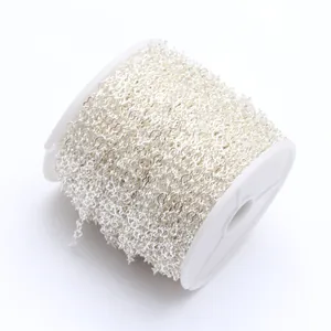 Détail macro d'une chaîne argentée en forme de cœur pour accessoires de bijoux DIY