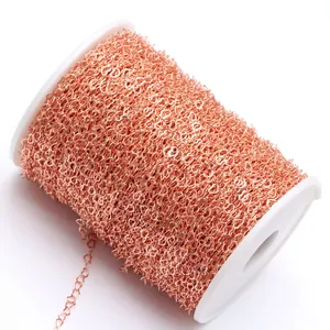 Vue macro d'un rouleau de chaîne en forme de cœur en or rose 14 carats pour bijoux