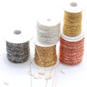 Vue détaillée de chaînes de bijoux en forme de cœur en or, argent et or rose sur bobines