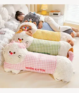 Coussins longs à carreaux chat en plusieurs couleurs pour un sommeil latéral confortable.