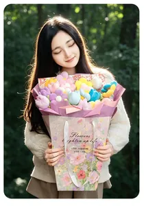 Ragazza con un bouquet di tulipani e girasoli di peluche in un giardino