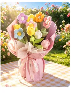 Dettaglio di un bouquet di tulipani e margherite di peluche avvolto in carta regalo rosa