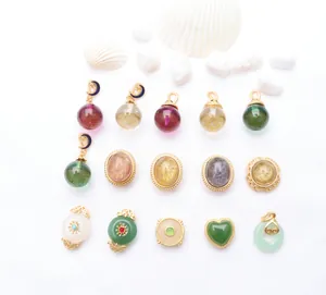 Vari ciondoli in oro antico in colori e forme per la creazione di gioielli fai da te.