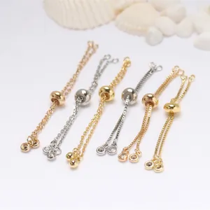 Vue détaillée de chaînes coulissantes réglables en plaqué or 14k avec oxydes de zirconium
