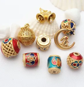 Detailansicht antiker Gold-Emaille-Abstandshalter und Anhänger für DIY-Schmuckherstellung