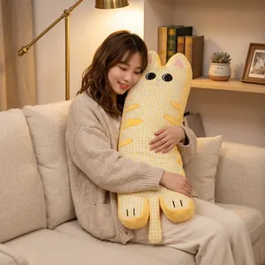 Détail d'un oreiller de corps long en peluche de chat en vichy seersucker doux pour dormir