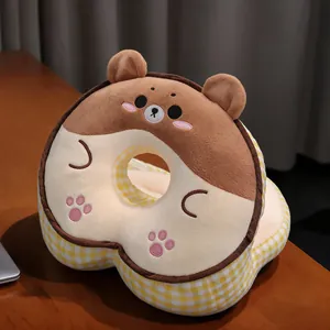 Vue détaillée d'un oreiller en peluche en forme d'ours avec centre creux pour dormir