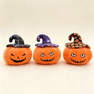 Gedetailleerde weergave van drie decoratieve Halloween-pompoenknuffels met tovenaarshoeden.