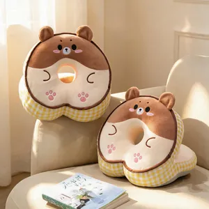 Détail de deux jolis coussins de sieste ours beignet sur une chaise confortable.