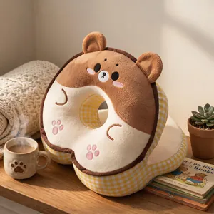Gros plan d'un oreiller de sieste en peluche en forme d'ours avec trou central respirant