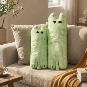Long coussin en peluche chat à carreaux verts dans un salon chaleureux et confortable