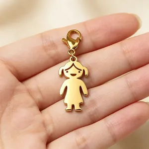 Nahaufnahme eines goldenen Edelstahl-Anhängers in Mädchenform mit Karabinerverschluss für DIY.
