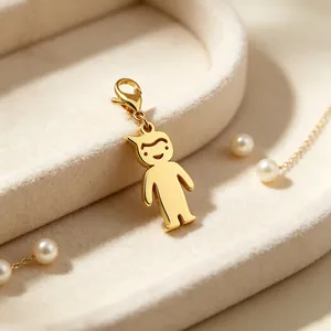Detaillierte Nahaufnahme des goldenen Jungen-Anhängers für DIY-Schmuckarbeiten.