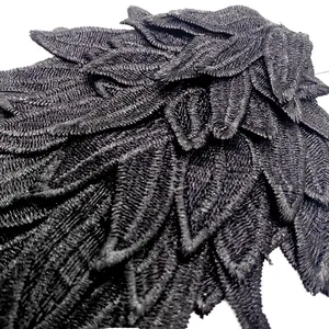 Detailaufnahme der schwarzen, mehrlagigen Engelsflügel-Stickerei für DIY-Nähprojekte.