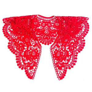 Col en dentelle rouge brodée en soie de lait avec des motifs floraux évidés