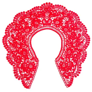 Détail d'un faux col en dentelle de soie de lait rouge brodé à motif floral