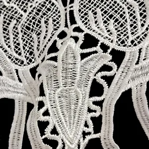 Primer plano de la textura detallada del bordado de encaje floral blanco calado