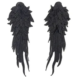 Detailansicht schwarzer, mehrlagiger Engel-Flügel-Stickereien aus Spitze für DIY-Projekte