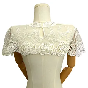 Vue détaillée arrière du châle en dentelle blanche brodée de fleurs pour femmes sur mannequin