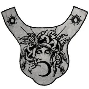 Detaillierte schwarze Medusa-Bestickung auf einem Spitzenkragen aus Netzgewebe für DIY
