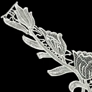 Detalle de primer plano de aplique floral de encaje bordado blanco calado para ropa
