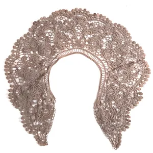 Vue détaillée d'un faux col en dentelle brodée de soie de lait au design vintage de col de poupée
