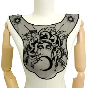 Detaillierter schwarzer bestickter Medusa-Spitzenkragen auf Schaufensterpuppe für DIY.