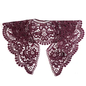 Gros plan d'un faux col en dentelle violet foncé avec broderie florale ajourée complexe.