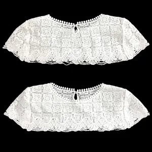 Détail du châle en dentelle brodée de soie de lait blanche avec motifs floraux ajourés