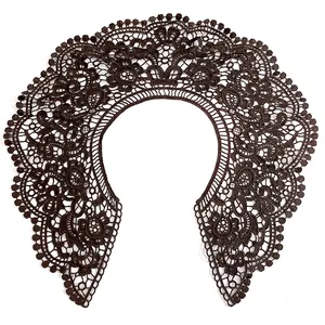 Vue détaillée du motif floral ajouré complexe sur ce col en dentelle de soie de lait.